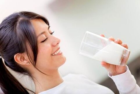 Chica bebiendo leche en una dieta cetogénica