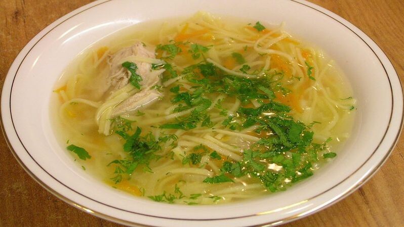 Sopa de pollo con fideos para la gastritis