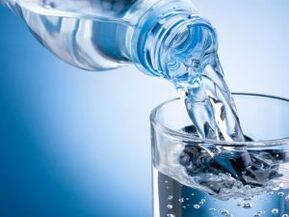 Si sufres de gota, necesitas aumentar la cantidad de agua potable. 