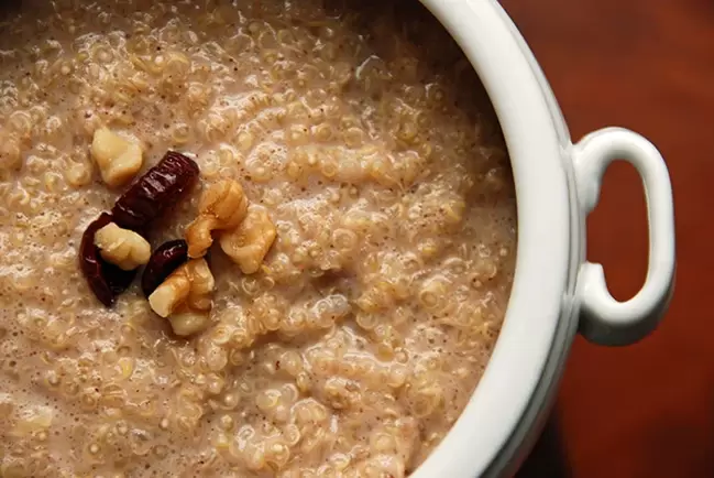 Si sigues el día del grano de la dieta de los 6 pétalos, puedes añadir algunas nueces a la papilla. 