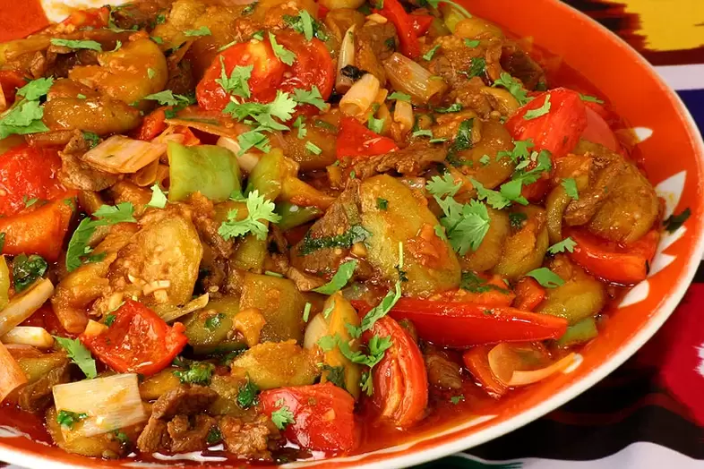 Tomates, pimientos y berenjenas guisados un plato de verduras del día de la dieta de los 6 pétalos